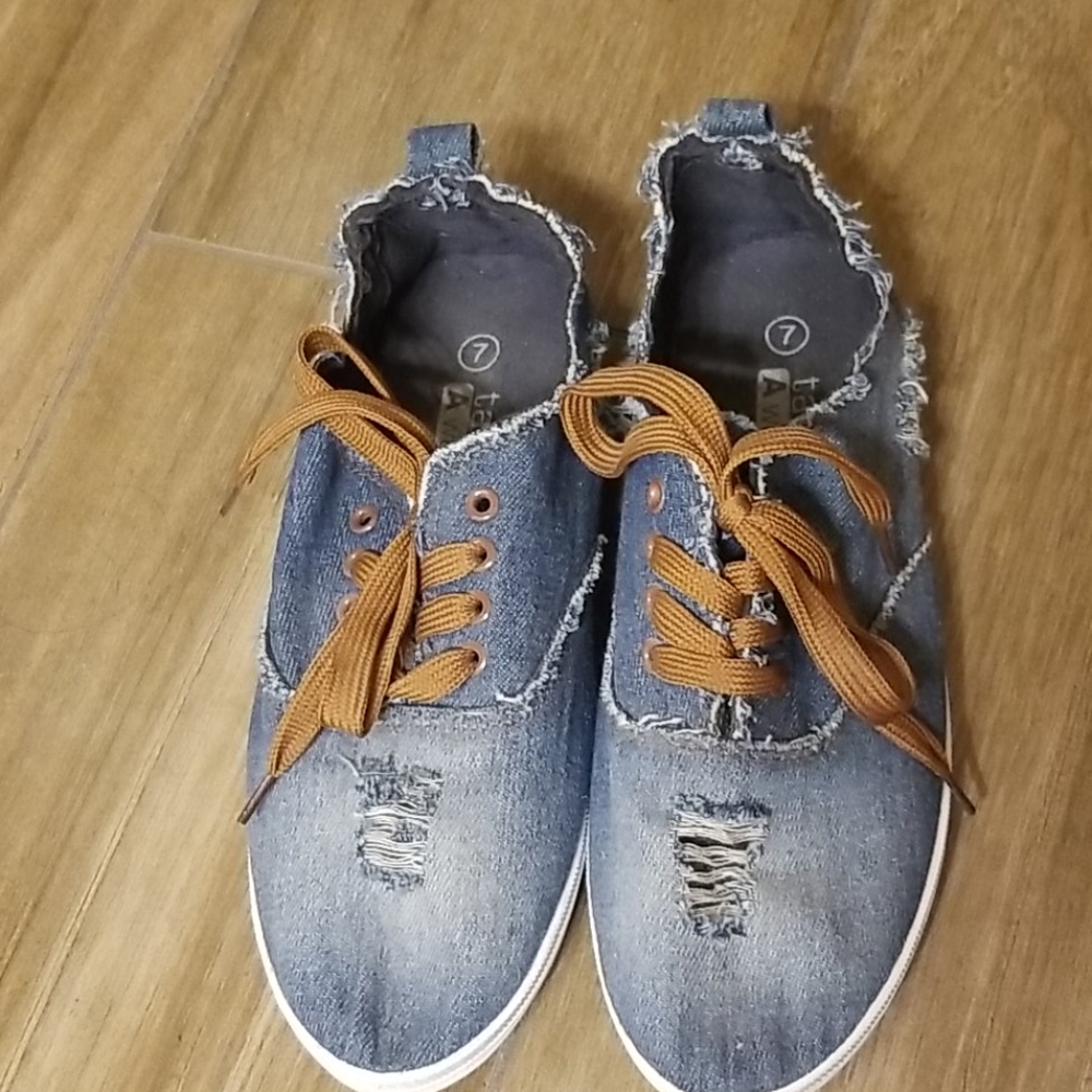 Tennis shoes